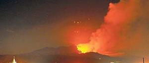Der Berg spuckt wieder Feuer. Zuletzt am Samstag wälzte sich glühende Lava ins Tal bei Catania. Foto: AFP