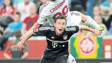 Klein gewinnt. Rafinha (unten) bringt seine 1,72 Meter im Testspiel geschickt gegen Antonio Cassana vom AC Mailand ein. Foto: AFP
