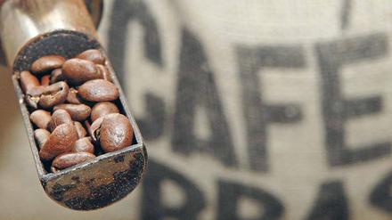 Nicht die Bohne. Lange interessierte sich kaum jemand für die Kaffeepreise. 2009 aber flogen Geheimabsprachen der größten Röster auf. Sie mussten 160 Millionen Euro Strafe zahlen. Seither mehren sich spektakuläre Verfahren. 