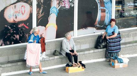 Handel aus Not. Frauen vor einem Warenhaus in Minsk bei dem Versuch, sich durch den Verkauf von Kleidung ein kleines Zubrot zu verdienen. Foto: Reuters