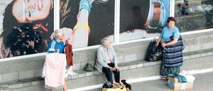 Handel aus Not. Frauen vor einem Warenhaus in Minsk bei dem Versuch, sich durch den Verkauf von Kleidung ein kleines Zubrot zu verdienen. Foto: Reuters