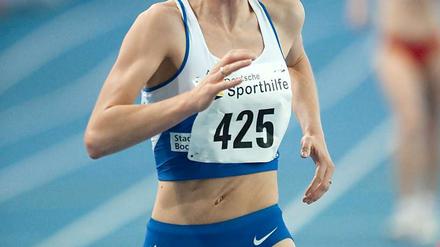 In vollem Tempo ausgebremst: Die Geherin Sabine Krantz erleidet eine sportliche Niederlage, an der sie keine Schuld trägt.