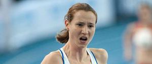 In vollem Tempo ausgebremst: Die Geherin Sabine Krantz erleidet eine sportliche Niederlage, an der sie keine Schuld trägt.