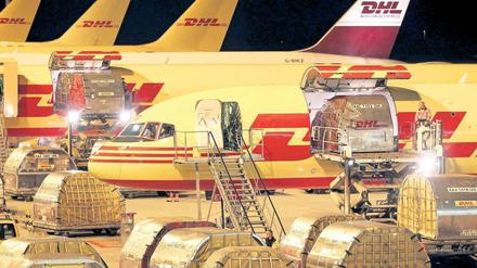 Massenhaft werden Güter in Leipzig/Halle verfrachtet. Im ersten Halbjahr lag das Volumen um ein Fünftel über dem Vorjahr. Inzwischen ist der ostdeutsche Flughafen nach Frankfurt am Main der zweitgrößte Frachtflughafen in Deutschland. Foto: p-a/dpa