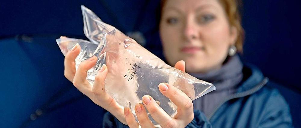 Ein Liter frisches Trinkwasser im Beutel - garantiert unbelastet, sagen die Berliner Wasserbetriebe.