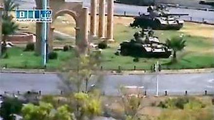 Mit Panzern rückt die syrische Armee in Hama gegen die eigene Bevölkerung vor.