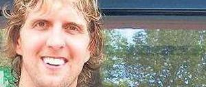 Ich bin grad Berliner. Nowitzki macht sich in Albas Halle fit.