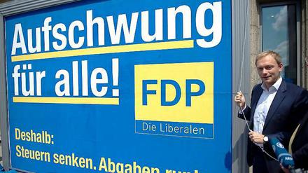 Generalsekratär Christian Lindner vor einem Wahlplakat seiner Partei.