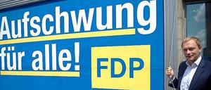 Generalsekratär Christian Lindner vor einem Wahlplakat seiner Partei.