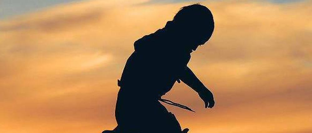 Gut behütet wachsen in Deutschland die meisten Kinder auf, so wie dieser Junge, der am Ostseestrand mit seinem Vater spielt. Nur: Es gibt immer weniger von ihnen.