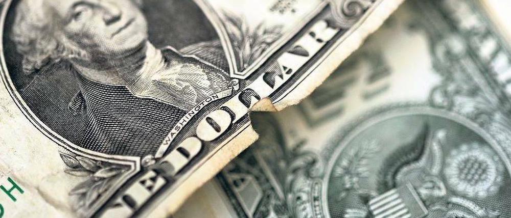 Angegriffen. Der Dollar ist am Montag zwar gestiegen – aber nur, weil die schwächelnde US-Wirtschaft auch den Euro belastet. Foto: dpa