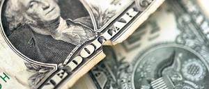 Angegriffen. Der Dollar ist am Montag zwar gestiegen – aber nur, weil die schwächelnde US-Wirtschaft auch den Euro belastet. Foto: dpa