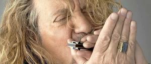 Der fast 63-jährige Plant, der mit langen Lockenhaaren, Knebelbart und verwitterten Gesichtszügen inzwischen eher wirkt wie ein zerknitterter Ritterdarsteller als ein Megarockstar.