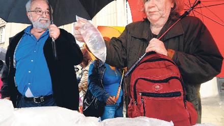 Wasser in Tüten. Vor dem Spandauer Rathaus ließen die Wasserbetriebe sogenannte Notfallbeutel verteilen. Viele Passanten deckten sich mit dem Gratis-Wasser ein. Foto: dapd/Theo Heimann