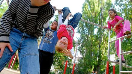 Kinder, Kinder. Die Kleinsten bevölkern die Stadt, nur an Spielplätzen für sie mangelt es. Laut Gesetz müsste es fast doppelt so viele Flächen für sie geben.