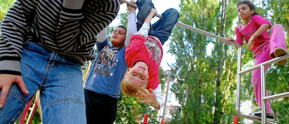 Kinder, Kinder. Die Kleinsten bevölkern die Stadt, nur an Spielplätzen für sie mangelt es. Laut Gesetz müsste es fast doppelt so viele Flächen für sie geben. 