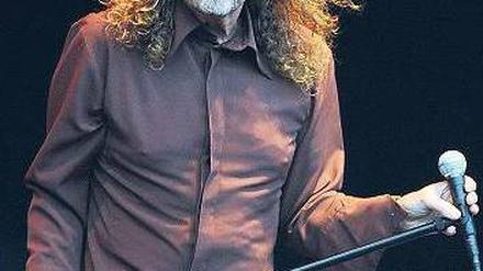 62 Jahr’, langes Haar. Robert Plant beim Konzert in Berlin. Foto: Britta Pedersen, dpa