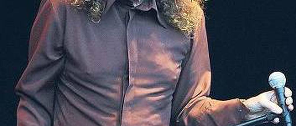 62 Jahr’, langes Haar. Robert Plant beim Konzert in Berlin. Foto: Britta Pedersen, dpa