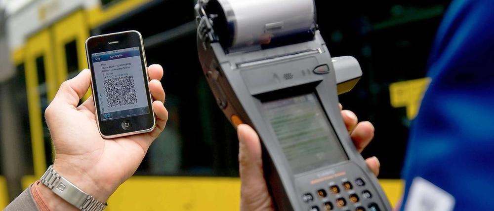 Mit Hilfe eines Smartphones kann man ein Ticket für den öffentlichen Nahverkehr kaufen. Oder sich gegenseitig vor Kontrolleuren warnen, wenn man gerade kein Geld für eine Fahrkarte hat.