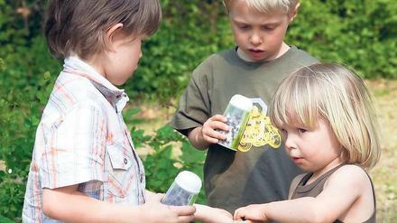 Bitte schön was abgeben. Menschen teilen fast immer halbe-halbe, wenn sie darum gebeten werden: Ein Zeichen für unseren Altruismus. In modernen Gesellschaften können auch schon kleine Kinder die Gedanken anderer verblüffend gut deuten. Foto: Caro