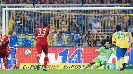 Bastian Schweinsteiger verwandelt den zweiten Elfmeter für Bayern. Damit war schon frühzeitig alles klar beim Pokal-Gastspiel in Braunschweig.