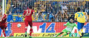 Bastian Schweinsteiger verwandelt den zweiten Elfmeter für Bayern. Damit war schon frühzeitig alles klar beim Pokal-Gastspiel in Braunschweig.