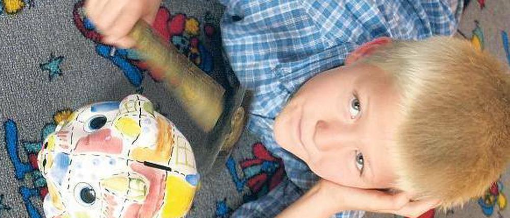 Auf den Kopf gehauen. Den Großteil ihres Taschengeldes geben Kinder für Süßigkeiten, Comics oder Spiele aus. Das, was sie zurücklegen, muss nicht im Sparschwein versauern. Bei der Bank gibt es bis zu drei Prozent Zinsen.