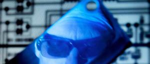 Nach einem der größten Hacker-Angriffe der Geschichte rätseln Experten über die Täter. Dabei gerät China zunehmend unter Verdacht.