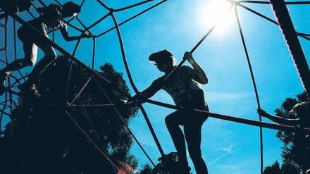 In den Seilen. Im Vergleich mit Hamburg steht Berlin besonders schlecht da: Dort ist das Angebot mit 1,5 Quadratmetern Spielplatz pro Einwohner fast dreimal so groß.
