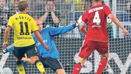 Götzes Dienst. Der Dortmunder Mittelfeldspieler (l.) erzielt gegen HSV-Torwart Jaroslav Drobny den Treffer zum 2:0. Foto: dpa