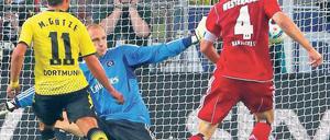 Götzes Dienst. Der Dortmunder Mittelfeldspieler (l.) erzielt gegen HSV-Torwart Jaroslav Drobny den Treffer zum 2:0. Foto: dpa