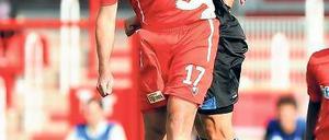 Voller Körpereinsatz. Torsten Mattuschka (v.) geht mit gutem Beispiel voran. Foto: dpa