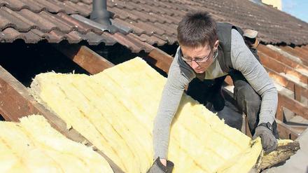 Aufs Dach gestiegen. Eine Verbändeallianz will das Gesetz zur Steuererleichterung für Sanierer retten. Wenn Regierung und Bundestag auf ein Vermittlungsverfahren verzichten, wird es weiterhin nur Kreditförderprogramme geben und die Sanierungsquote von einem Prozent im Jahr dürfte so konstant bleiben wie in den vergangenen zehn Jahren. Foto: Oliver Berg/pa/dpa