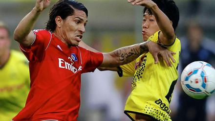 Ein Déja-vu mussten die meisten Bundesliga-Fans gehabt haben. Dortmund besiegte, wie in der Vorsaison mit einem starken Kagawa (re., gegen Guerrero), den HSV und knüpfte damit an die Leistungen der letzten Spielzeit an.