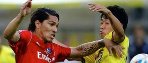 Ein Déja-vu mussten die meisten Bundesliga-Fans gehabt haben. Dortmund besiegte, wie in der Vorsaison mit einem starken Kagawa (re., gegen Guerrero), den HSV und knüpfte damit an die Leistungen der letzten Spielzeit an.
