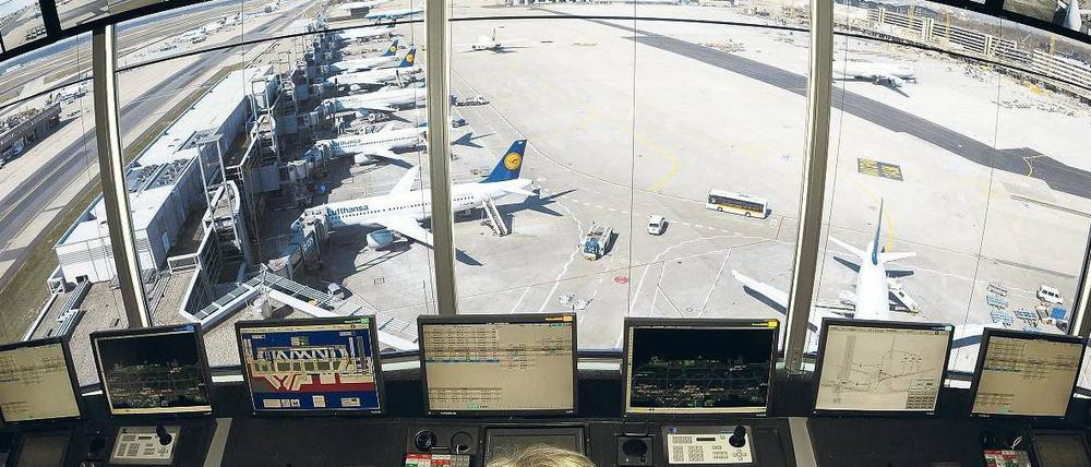 Die Macht im Tower. Fluglotsen, wie hier in Frankfurt am Main, stehen unter enormen Druck der Öffentlichkeit. Gestern gaben sie kurz nach, wollen aber weiterstreiten. Foto: dapd