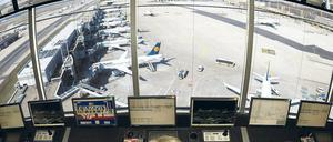 Die Macht im Tower. Fluglotsen, wie hier in Frankfurt am Main, stehen unter enormen Druck der Öffentlichkeit. Gestern gaben sie kurz nach, wollen aber weiterstreiten. Foto: dapd