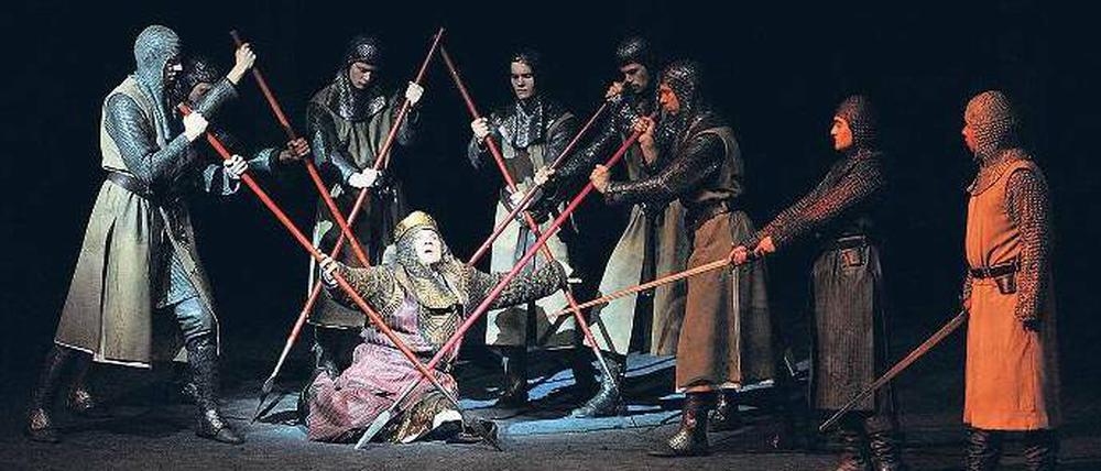 Viel Feind, viel Speer. Zeljko Lucic als Macbeth am Ende seiner Untaten. Foto: AFP