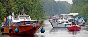 Vor der Schleuse Liebenwalde zwischen Berlin und der Müritz brauchen die Hobbyschiffer Geduld oder einen Autotrailer, um sich abholen zu lassen.