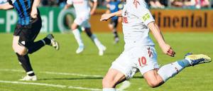 Fokus auf den Fußball? Die Kölner Fans fragen sich, ob ihr Liebling Podolski sich nach seiner Entmachtung noch ausreichend konzentrieren kann.