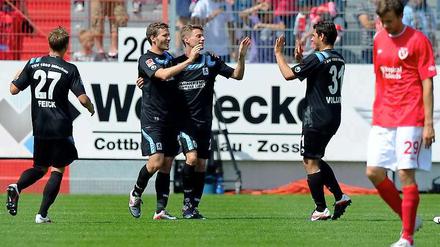 Kein Trauerflor: Die 1860-Spieler feiern das 5:0 von Benjamin Lauth (2.v.l.) und ihren Auswärtssieg in der Lausitz. Energies Dennis Sörensen (r.) will nicht hinsehen.