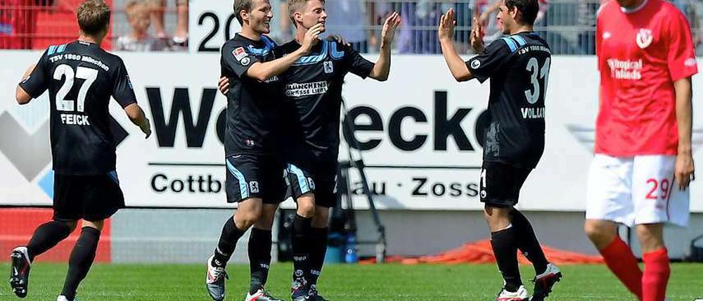 Kein Trauerflor: Die 1860-Spieler feiern das 5:0 von Benjamin Lauth (2.v.l.) und ihren Auswärtssieg in der Lausitz. Energies Dennis Sörensen (r.) will nicht hinsehen.