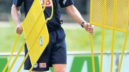 Markus Babbel, 38, spielte unter anderem für Bayern München, den FC Liverpool und 51-mal für die Nationalmannschaft. Nach seinem ersten Trainerjahr in Stuttgart übernahm er 2010 Hertha BSC. Dort schaffte er den Bundesliga-Aufstieg. Foto: dpa