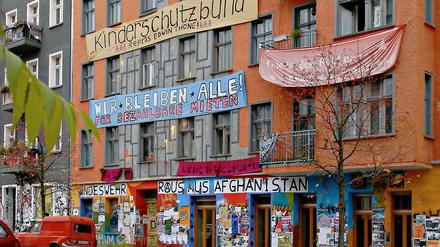 Seit der Wende gab es das Wohnprojekt an der Liebigstraße 14. Im Frühsommer 2011 geräumt, ist es seither Ziel von größeren und kleineren Anschlägen der Kiez-Guerilla. 