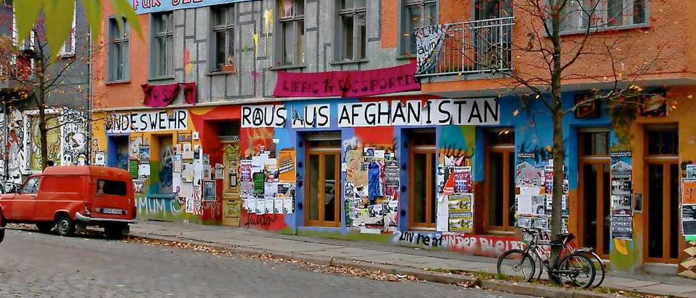 Seit der Wende gab es das Wohnprojekt an der Liebigstraße 14. Im Frühsommer 2011 geräumt, ist es seither Ziel von größeren und kleineren Anschlägen der Kiez-Guerilla. 