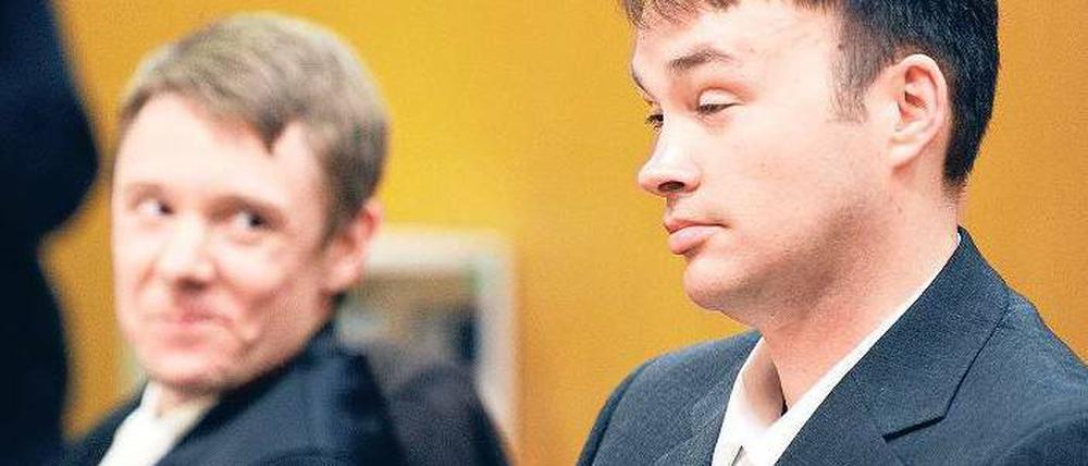 Sie geben keine Ruhe. Magnus Gäfgen und sein Anwalt Michael Heuchemer, hier zu Beginn des Prozesses. Foto: dpa