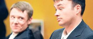 Sie geben keine Ruhe. Magnus Gäfgen und sein Anwalt Michael Heuchemer, hier zu Beginn des Prozesses. Foto: dpa