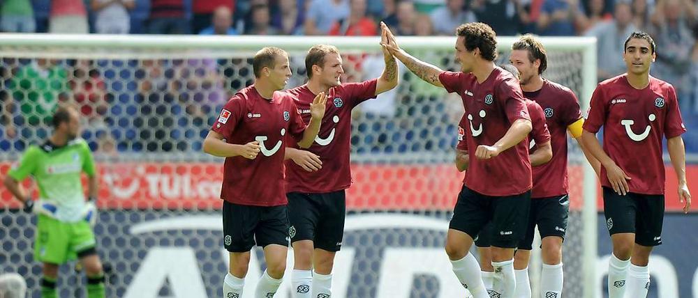 Die Mannschaft von Hannover 96 bejubelt den Treffer zum 1:0 von Torschütze Jan Schlaudraff (l.). 