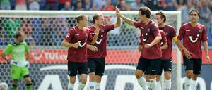 Die Mannschaft von Hannover 96 bejubelt den Treffer zum 1:0 von Torschütze Jan Schlaudraff (l.). 