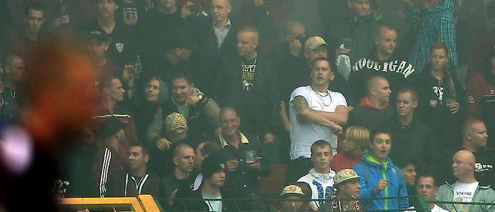 Da war die Welt noch in Ordnung - halbwegs zumindest, wenn man in die Gesichter der BFC-Fans schaut.